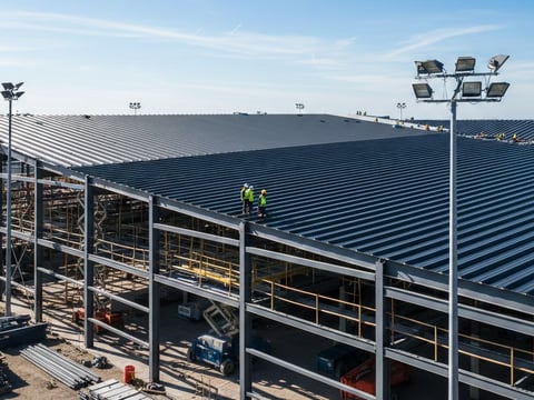 Industriehalle mit großflächiger Hochprofil-Eindeckung