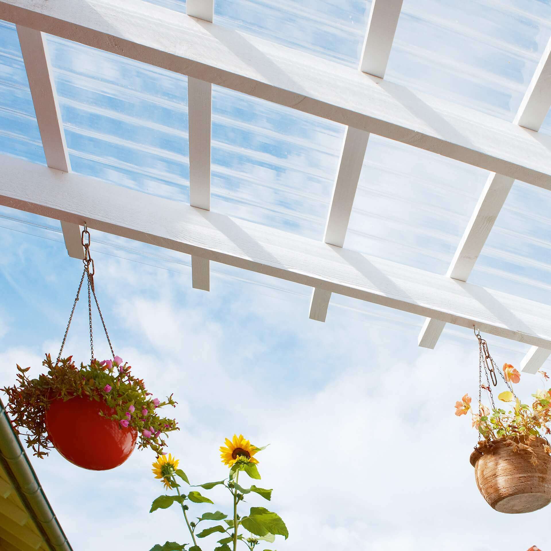 Einschalige Lichtplatten aus Polycarbonat, als Terrassenüberdachung.