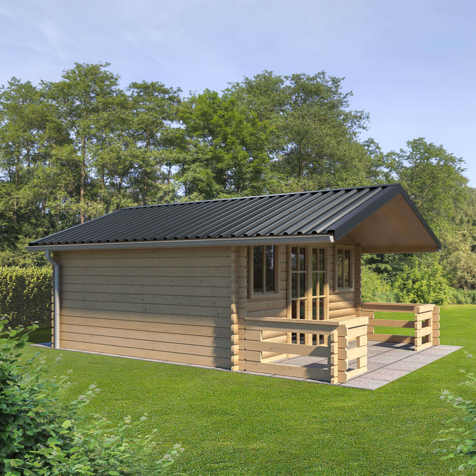 Ein kleines Gartenhaus mit Holzverkleidung und einem Dach aus dunkelgrauem Trapezblech, umgeben von grünem Rasen und Bäumen.